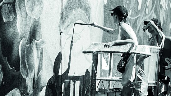 Duo Amazonas beim Gestalten einer Wand