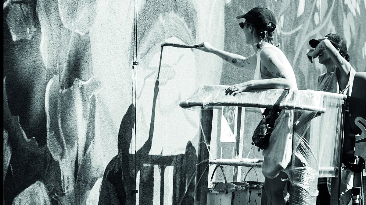 Duo Amazonas beim Gestalten einer Wand