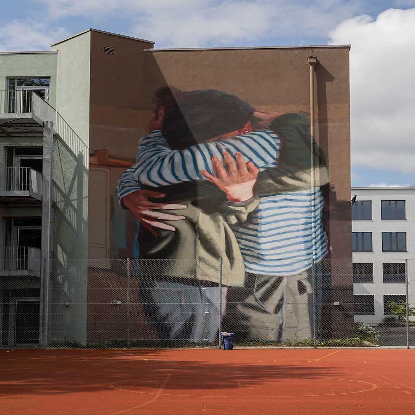 *transit art 2023, Helen Bur, "Hold", Johann-Rieder-Realschule, Fassade zum Hermann-Groeber-Weg, Foto © Martin Weiand 