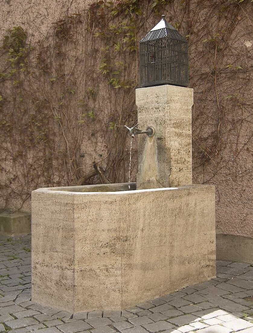 Rainer Dillen, "Vogelbrunnen", 1985, Naturstein und Bronze