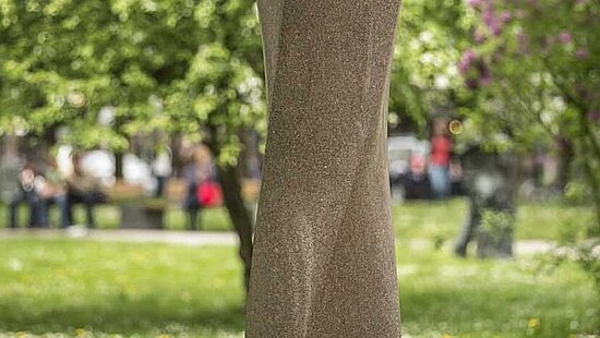 Alfred Regnat, "Große gedrehte Stele", 1998, roter Granit