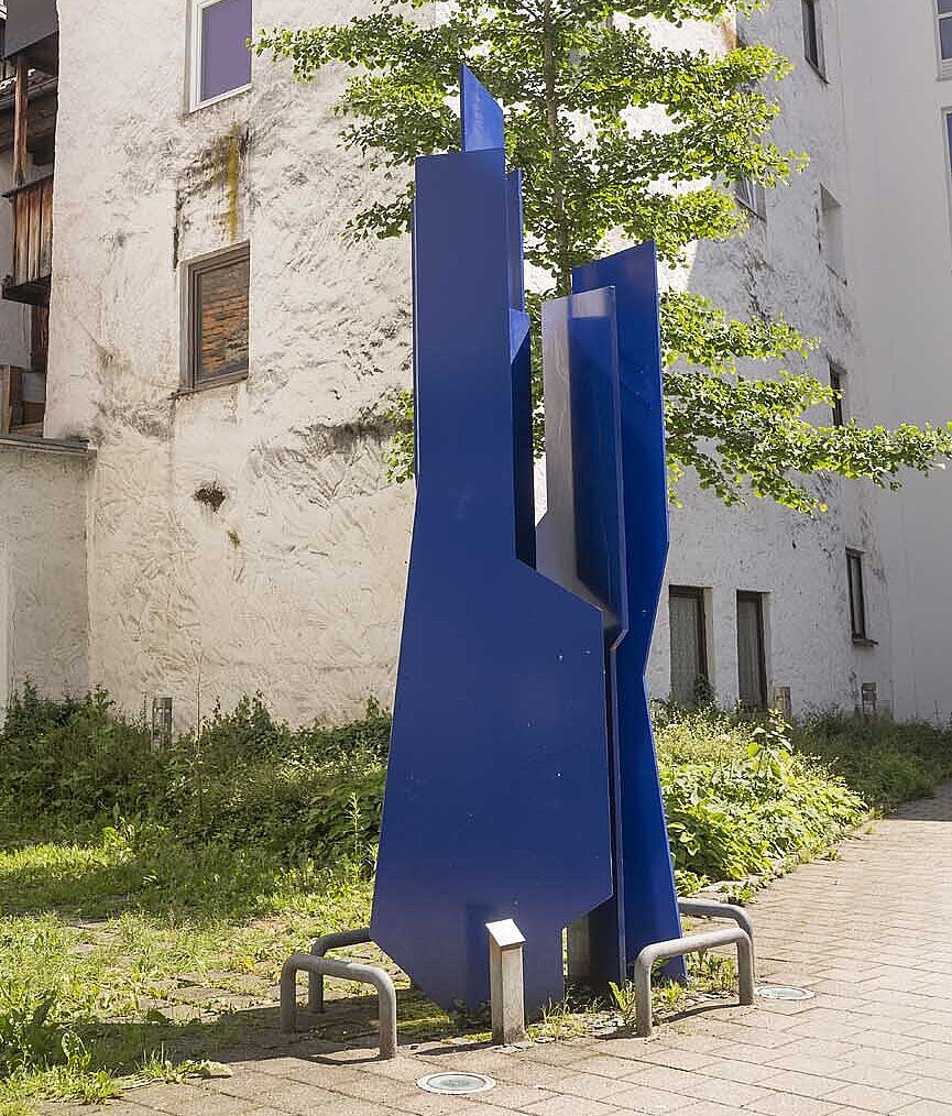 Inge Regnat-Ulner, "Eta", 1996, Stahl, lila lackiert