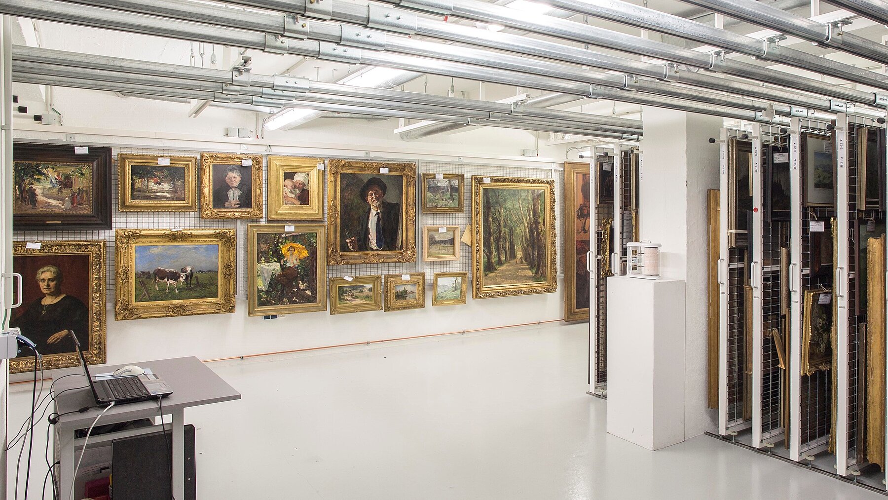 Blick in das Galeriedepot, mehrere Schieberegale in denen historische Gemälde hängen