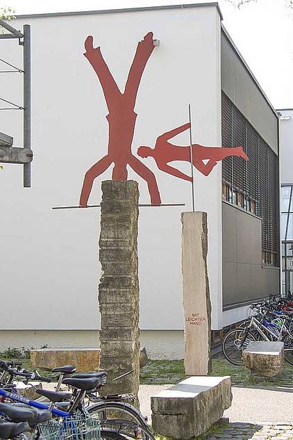 Rudl Endriß, "Mit leichter Hand"+"Auf den Kopf stellen", Rote Stahlfiguren, 2005, Foto (c) Martin Weiand