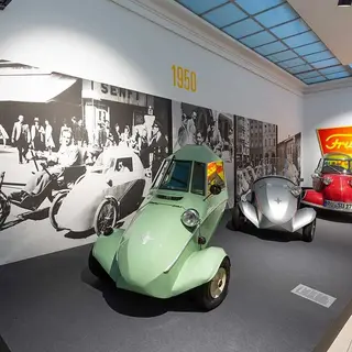Blick in die Ausstellung "Made in Rosenheim", 1950er Jahre, Fend Flitzer, Messerschmitt Kabinenroller, Foto © Martin Weiand