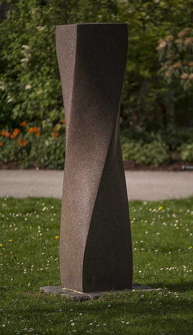Alfred Regnat, "Große gedrehte Stele", 1998, roter Granit