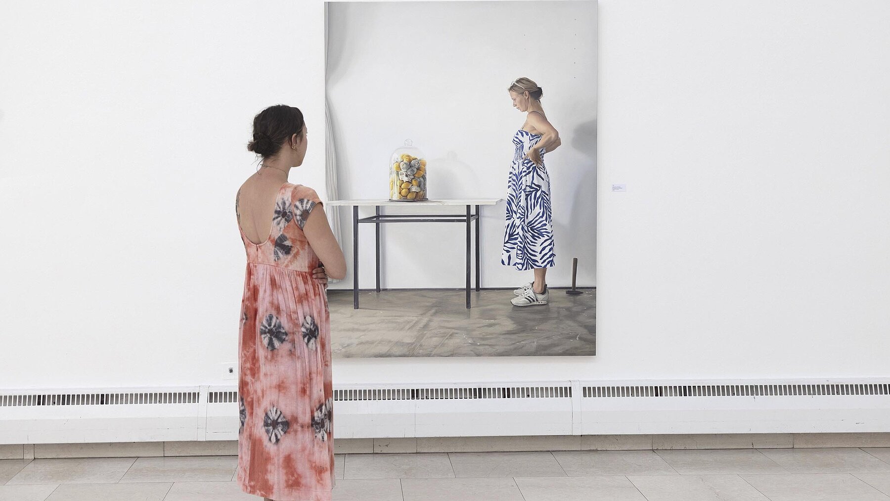 Kunst Aktuell 2025, Besucherin vor einem Kunstwerk Foto © Martin Weiand