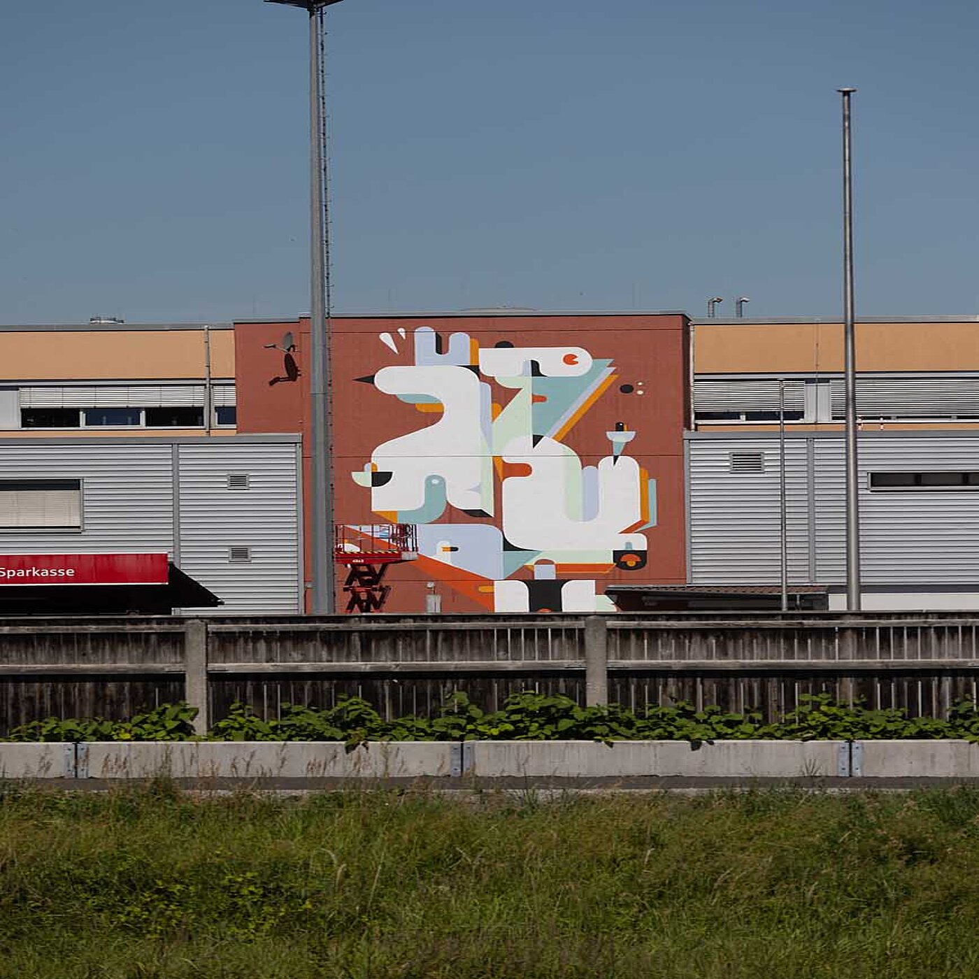 *transit art 2023, Johannes Brechter, "Pokal", Modepark Röther, Kufsteiner Straße 55, Rosenheim, Foto © Martin Weiand 
