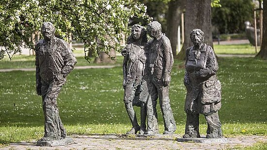 Erika Maria Lankes, "Passanten", 1982-84, Bronzeskulpturen