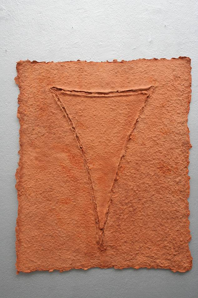 Helmut Dirnaichner, "Apulische Erde", Papierschöpfung aus Zellulose und Erde aus Apulien, Italien; 1998 © Städtische Galerie Rosenheim