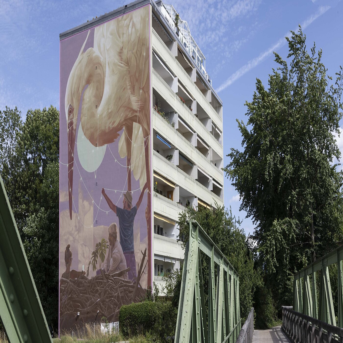 Wandkunstwerk von innerfields, ein Storch schaut auf ein Nest, in dem Menschen sitzen