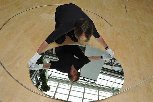 Reinhard Klessinger, beim Aufbau von Atemfeld 3, 2009, Foto: Peter Neumann