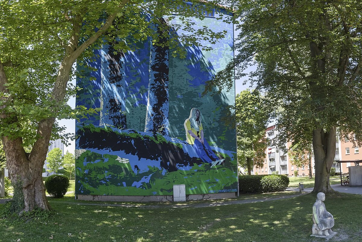 nachdenkliches Mädchen auf einer Parkbank sitzend