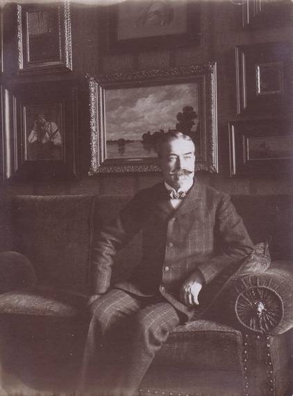 Max Bram umgeben von seinen Schätzen, um 1905, Foto © Stadtarchiv Rosenheim
