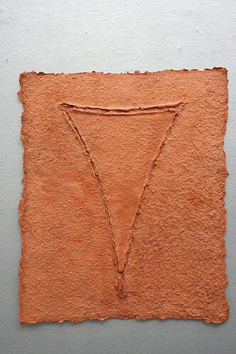 Helmut Dirnaichner, "Apulische Erde", Papierschöpfung aus Zellulose und Erde aus Apulien, Italien; 1998 © Städtische Galerie Rosenheim