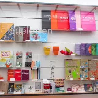 Vitrine mit Shopangebot