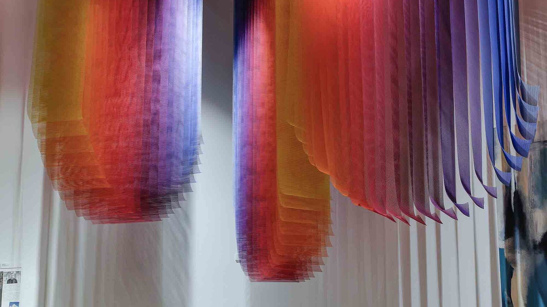Tomislav Topic, "Aidrops mit Fahnen" in der Ausstellung "Outside-Inside", 2025/26