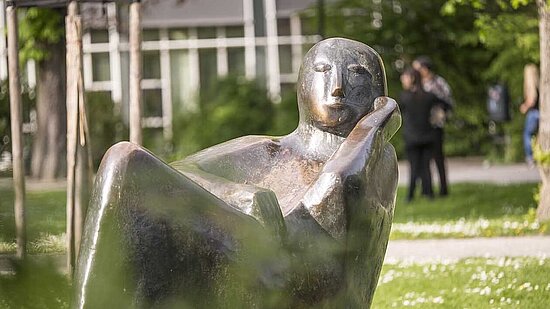 Marianne Lüdicke, "Ruhe", 1985, lebensgroße Bronzeskulptur
