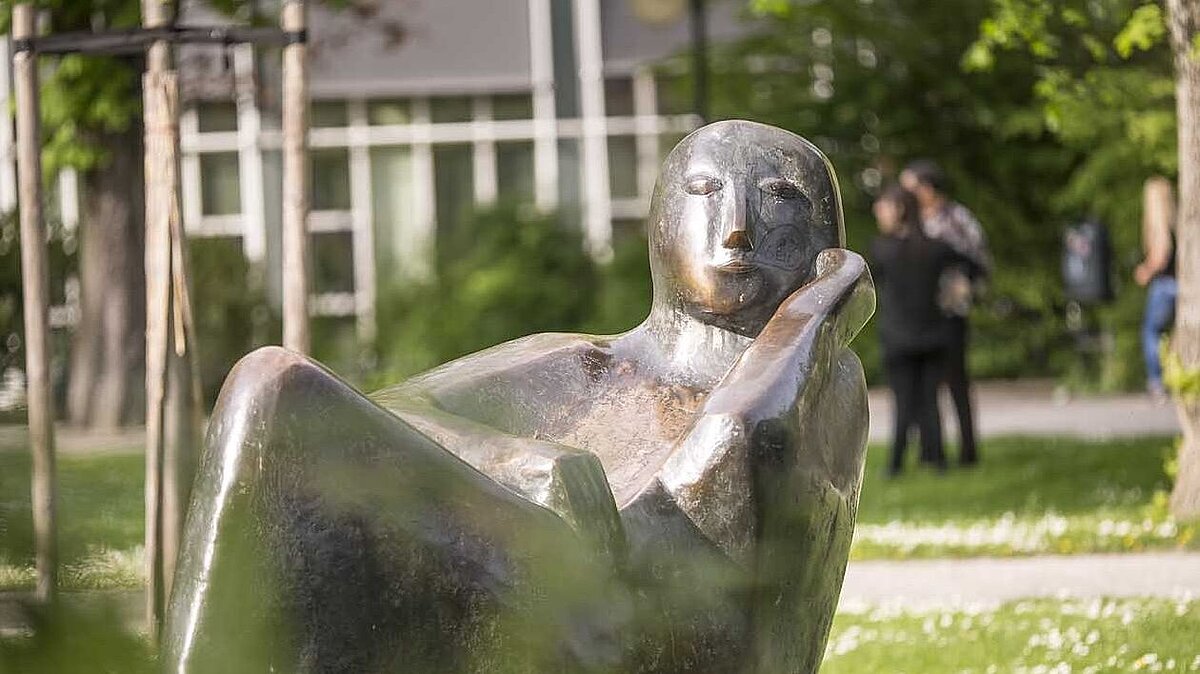Marianne Lüdicke, "Ruhe", 1985, Bronzeskulptur