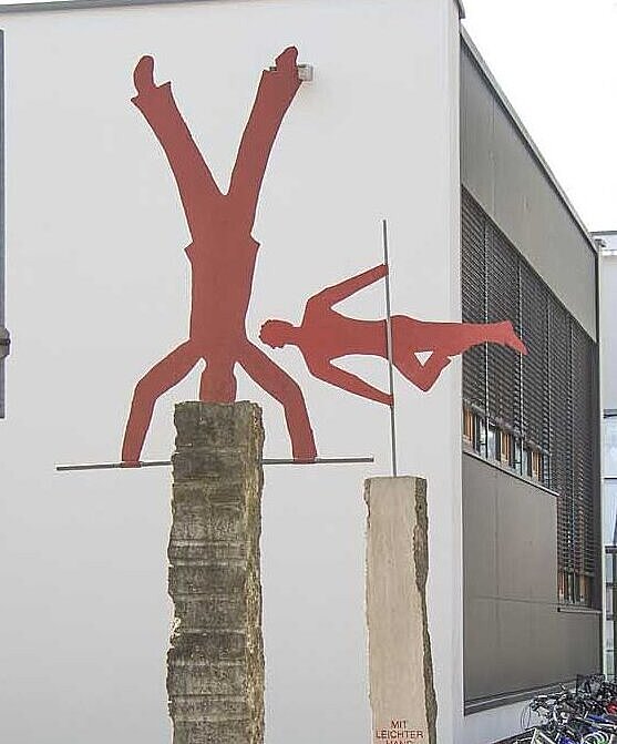 Rudl Endriß, "Mit leichter Hand" + "Auf den Kopf stellen", 2005, Rote Stahlfiguren
