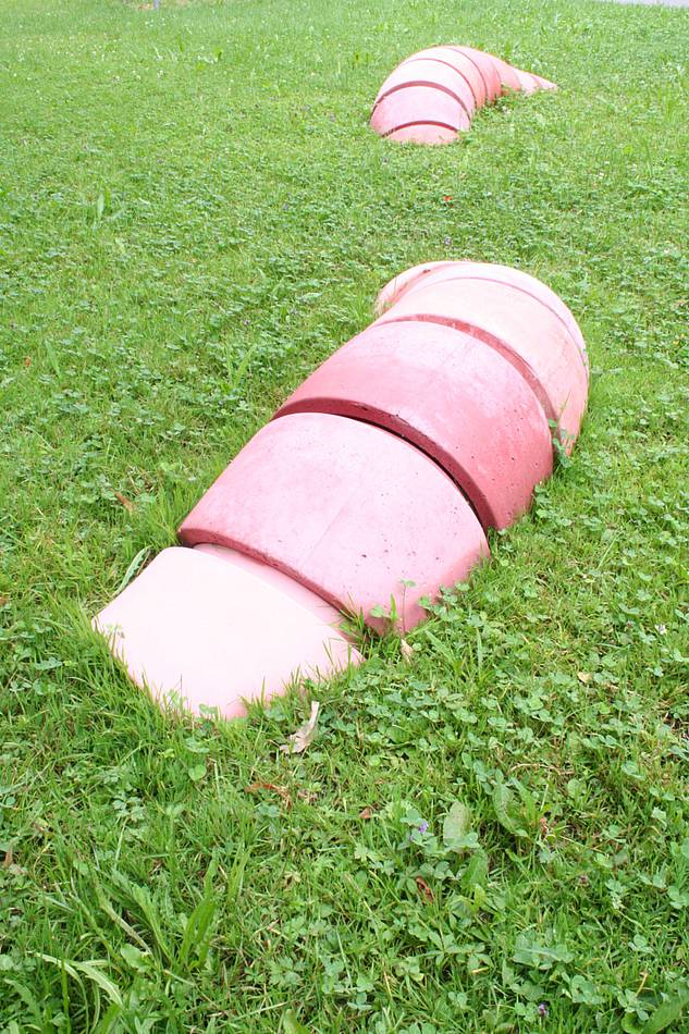 Christian Heß, Wurm, 2016, eingefärbter Beton, zweiteilig, Foto (c) Patricia Mos
