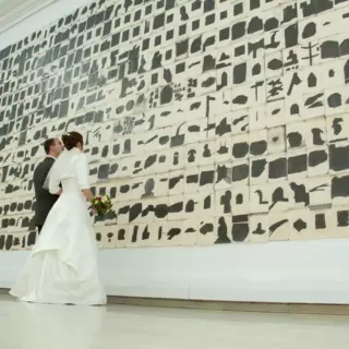 Hochzeitspaar vor einem Kunstwerk in der Städtischen Galerie