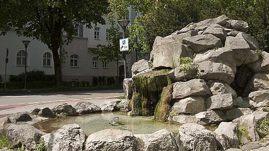 Karl Stange, Felsenbrunnen, 1908, natürliche Bruchsteine