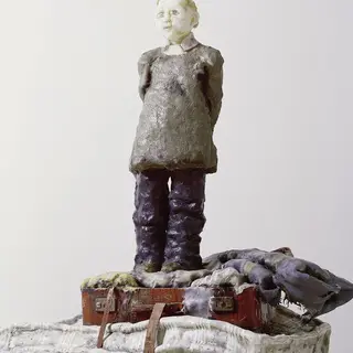 Erika Maria Lankes, Der Flüchtlingsjunge, Polyester eingefärbt, 1998
