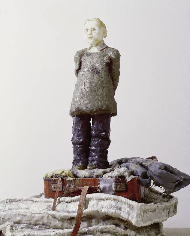 Erika Maria Lankes, Der Flüchtlingsjunge, Polyester eingefärbt, 1998, Foto © Bernhard Müller