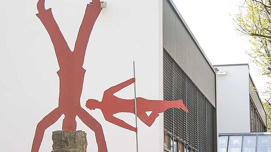Rudl Endriß, "Mit leichter Hand" + "Auf den Kopf stellen", 2005, Rote Stahlfiguren