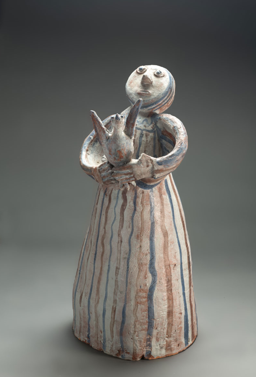 Katharina Klampfleuthner-Kirchner, Frau mit Taube, Roter Ton frei modelliert, Bemalung mit rehbrauner und blauer Engobe, dünn glasiert, um 1980, 60 cm